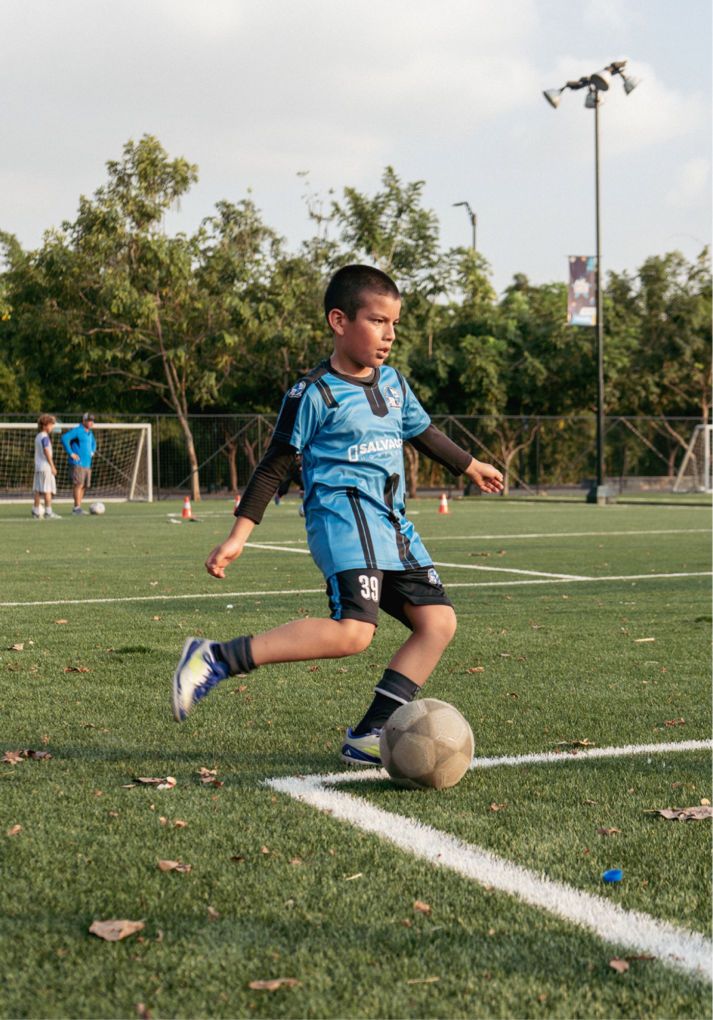 Joven futbolista #39 conduciendo el balón en la cancha