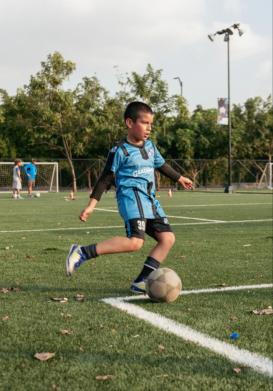 Joven futbolista #39 conduciendo el balón en la cancha