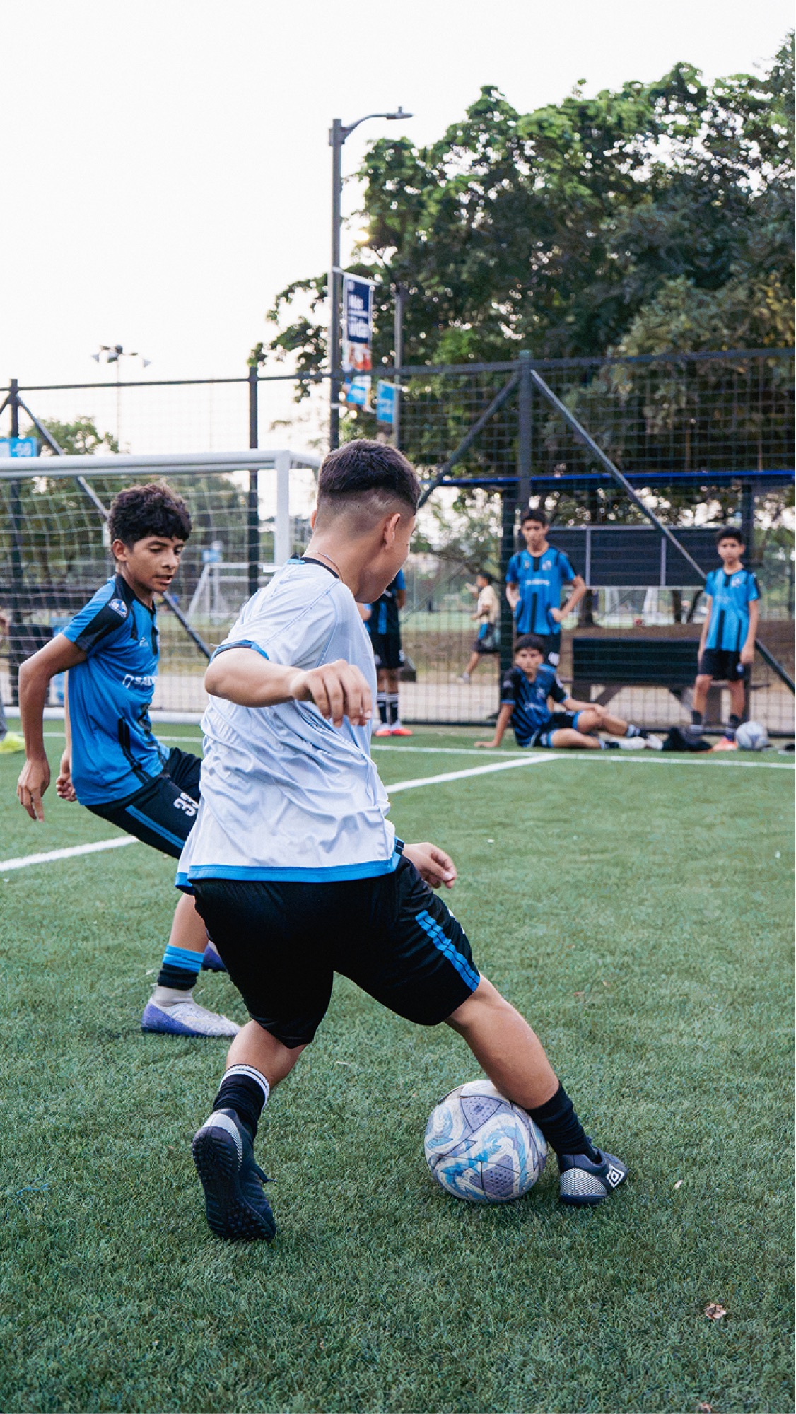 Jugador protegiendo el balón frente a un rival