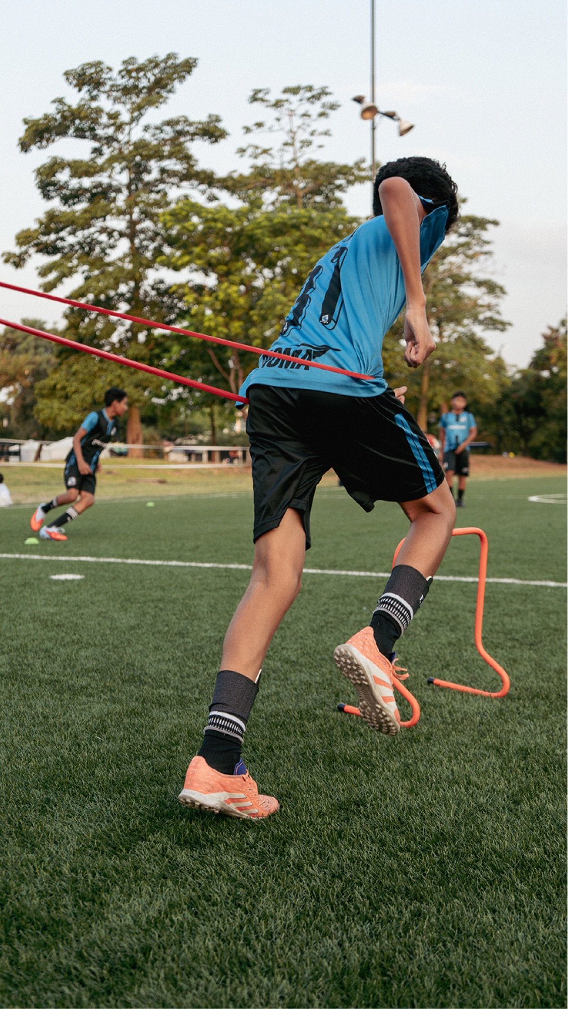 Deportista saltando vallas de agilidad en el entrenamiento