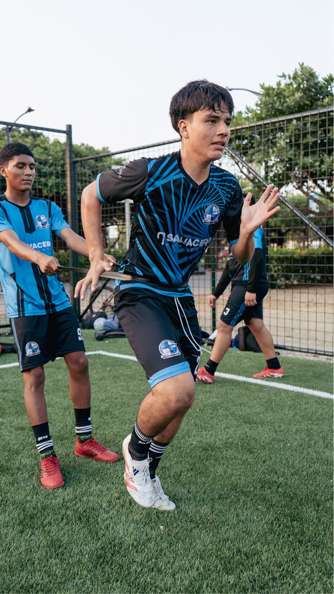 Jugador juvenil entrenando velocidad con banda de resistencia